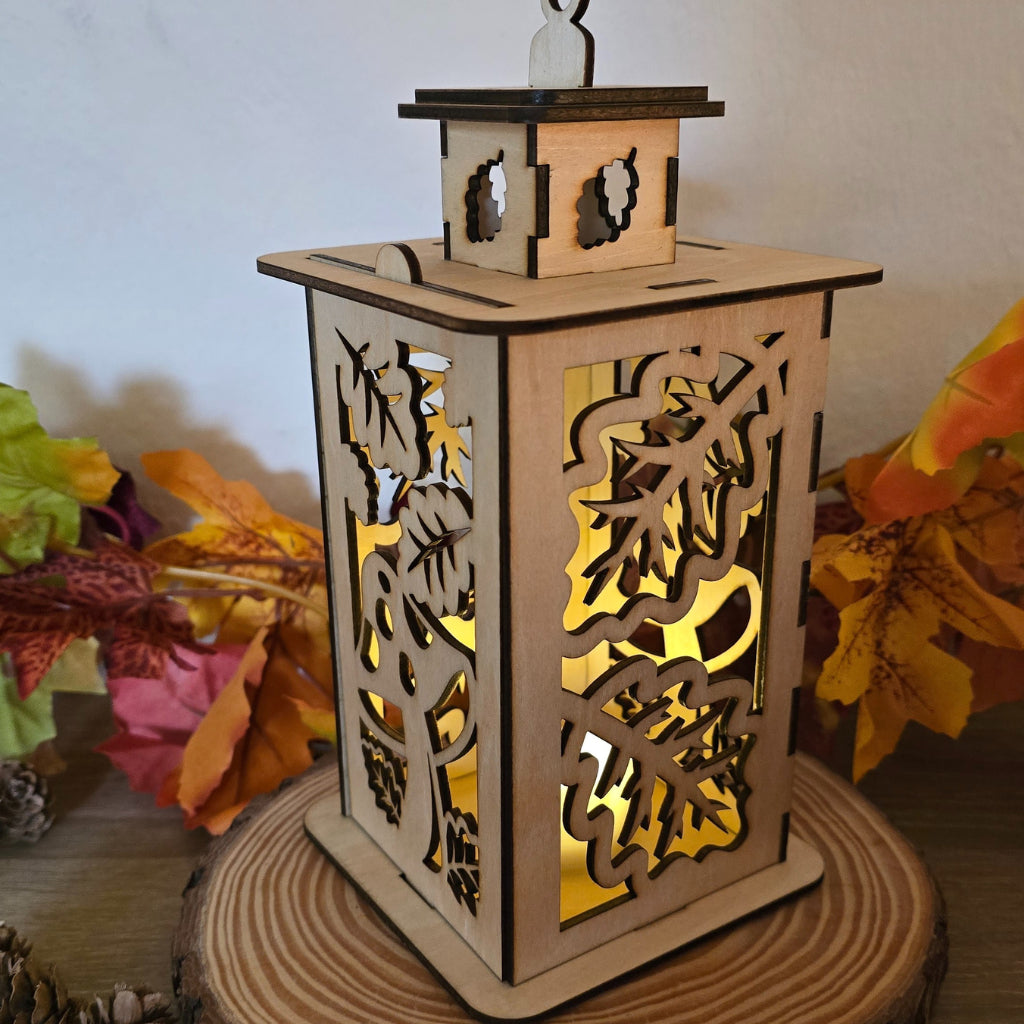 Herbstlicht – Holzlaterne mit Blätter- und Pilzmotiv