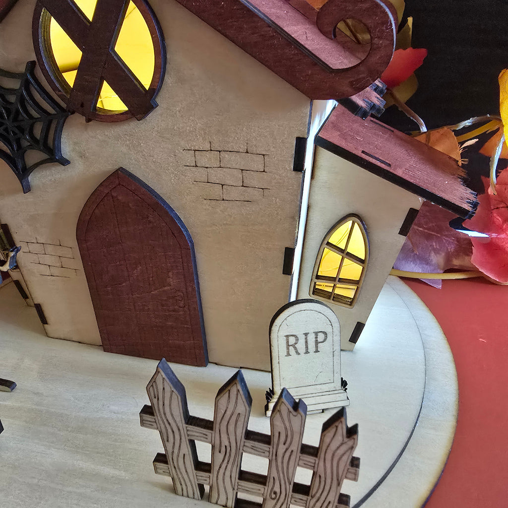 Deko "Haunted Manor" – verwunschenes Spukhaus aus Holz