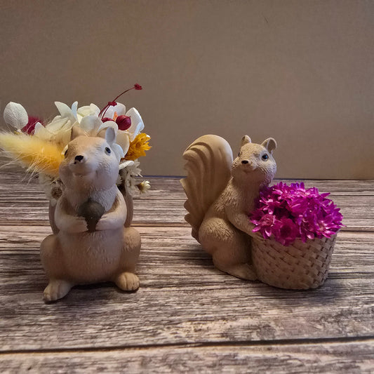 Eichhörnchen-Duo mit Trockenblumen