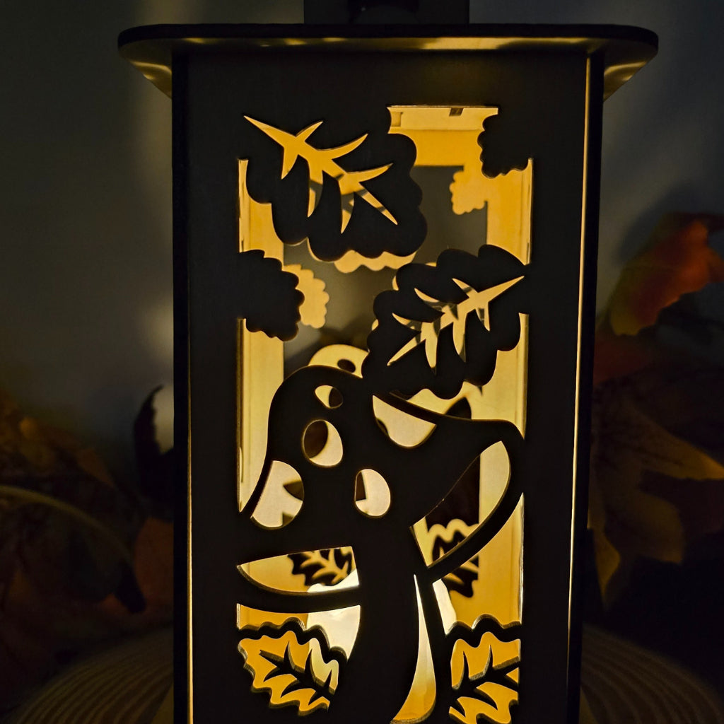 Herbstlicht – Holzlaterne mit Blätter- und Pilzmotiv