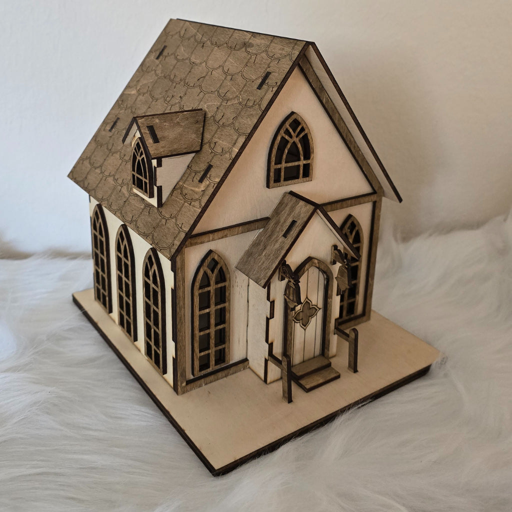 Handgefertigtes Holzhaus aus Lindenholz mit Walnussakzenten, beleuchtet mit LED-Teelicht. Abnehmbarer Weihnachtsbaum und Weihnachtsmann. Ganzjährige Holzdeko im natürlichen Stil.