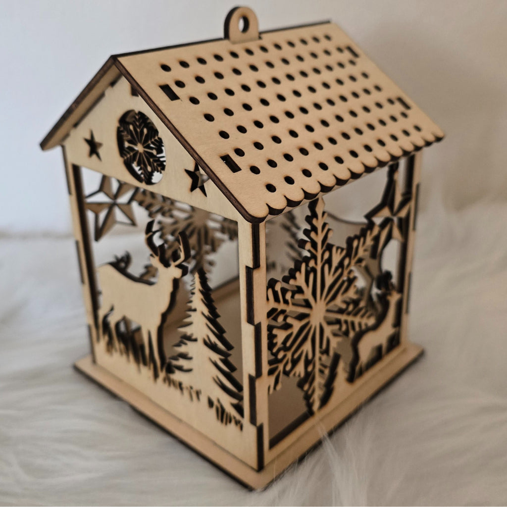 Holzhäuser mit Lichtspiel – Weihnachtsdeko aus Lindenholz
