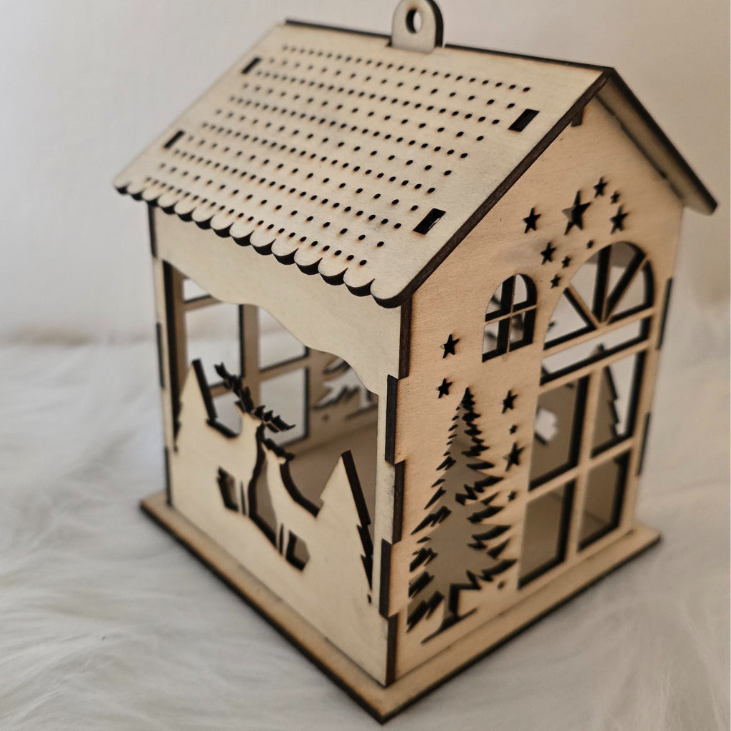 Holzhäuser mit Lichtspiel – Weihnachtsdeko aus Lindenholz