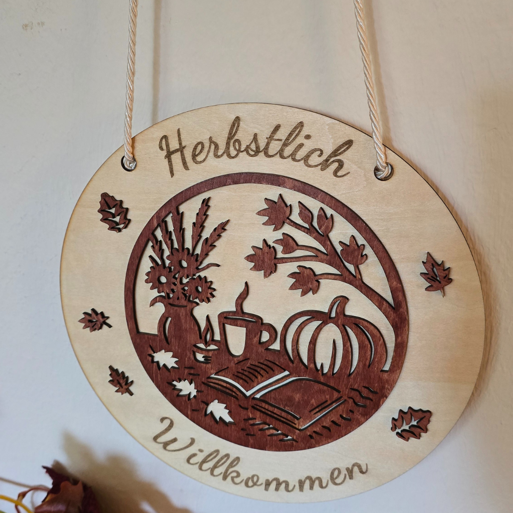 Herbstlich Willkommen – Holzschild mit Gravur & Lasur