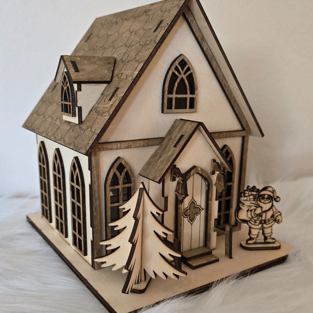 Handgefertigtes Holzhaus aus Lindenholz mit Walnussakzenten, beleuchtet mit LED-Teelicht. Abnehmbarer Weihnachtsbaum und Weihnachtsmann. Ganzjährige Holzdeko im natürlichen Stil.