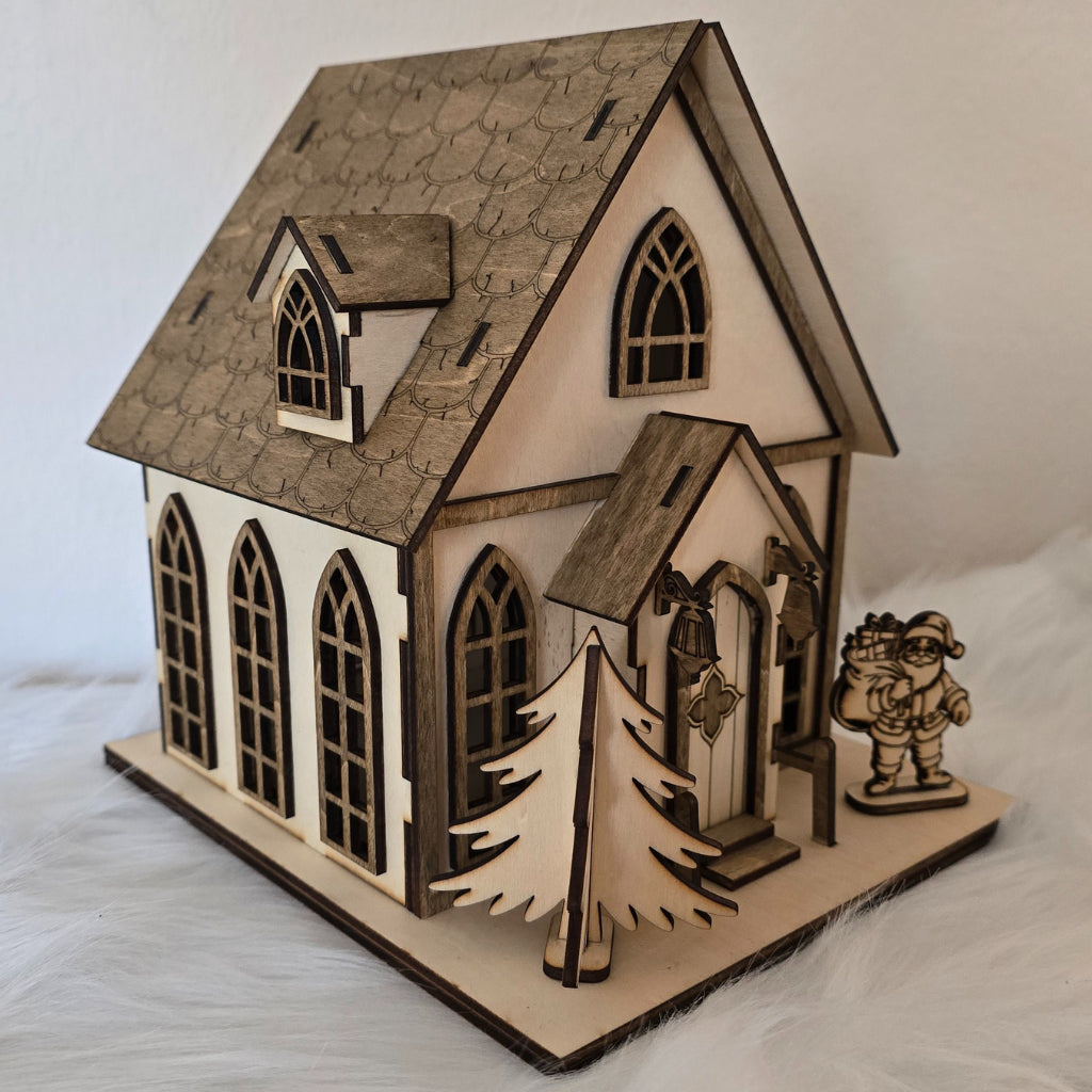 Handgefertigtes Holzhaus aus Lindenholz mit Walnussakzenten, beleuchtet mit LED-Teelicht. Abnehmbarer Weihnachtsbaum und Weihnachtsmann. Ganzjährige Holzdeko im natürlichen Stil.