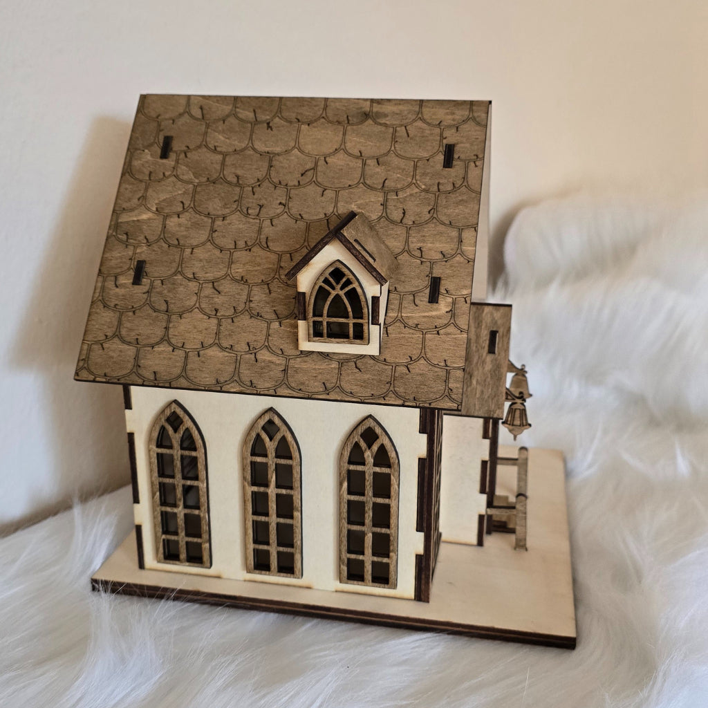 Handgefertigtes Holzhaus aus Lindenholz mit Walnussakzenten, beleuchtet mit LED-Teelicht. Abnehmbarer Weihnachtsbaum und Weihnachtsmann. Ganzjährige Holzdeko im natürlichen Stil.