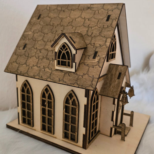 Handgefertigtes Holzhaus aus Lindenholz mit Walnussakzenten, beleuchtet mit LED-Teelicht. Abnehmbarer Weihnachtsbaum und Weihnachtsmann. Ganzjährige Holzdeko im natürlichen Stil.