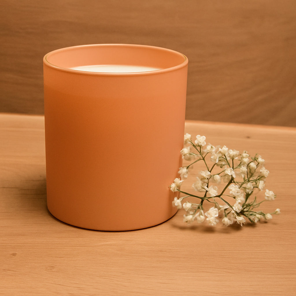 Zart pfirsichfarbenes Kerzenglas mit matter Oberfläche – Trendfarbe des Jahres als handgegossene Duftkerze von Aromadeko